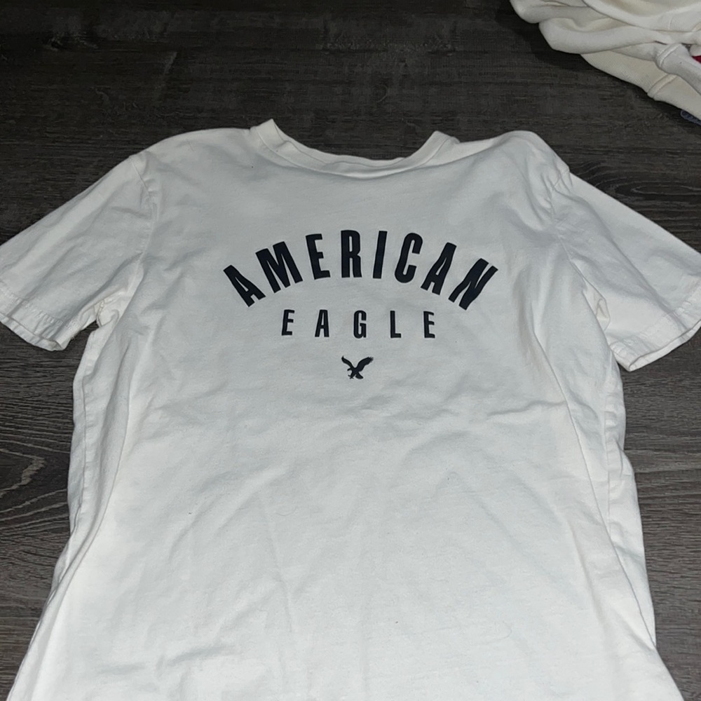 men’s white tee